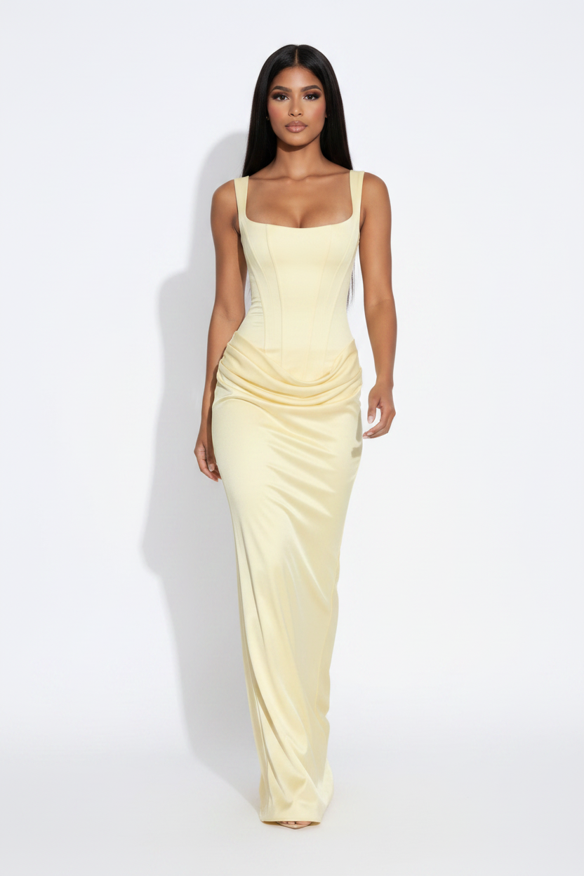 Modelo caminando vestido reloj arena amarillo