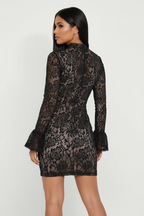 Modelo espaldas vestido encaje negro