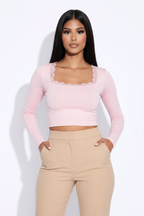 Modelo top encaje exclusivo rosa - manos en bolsillos