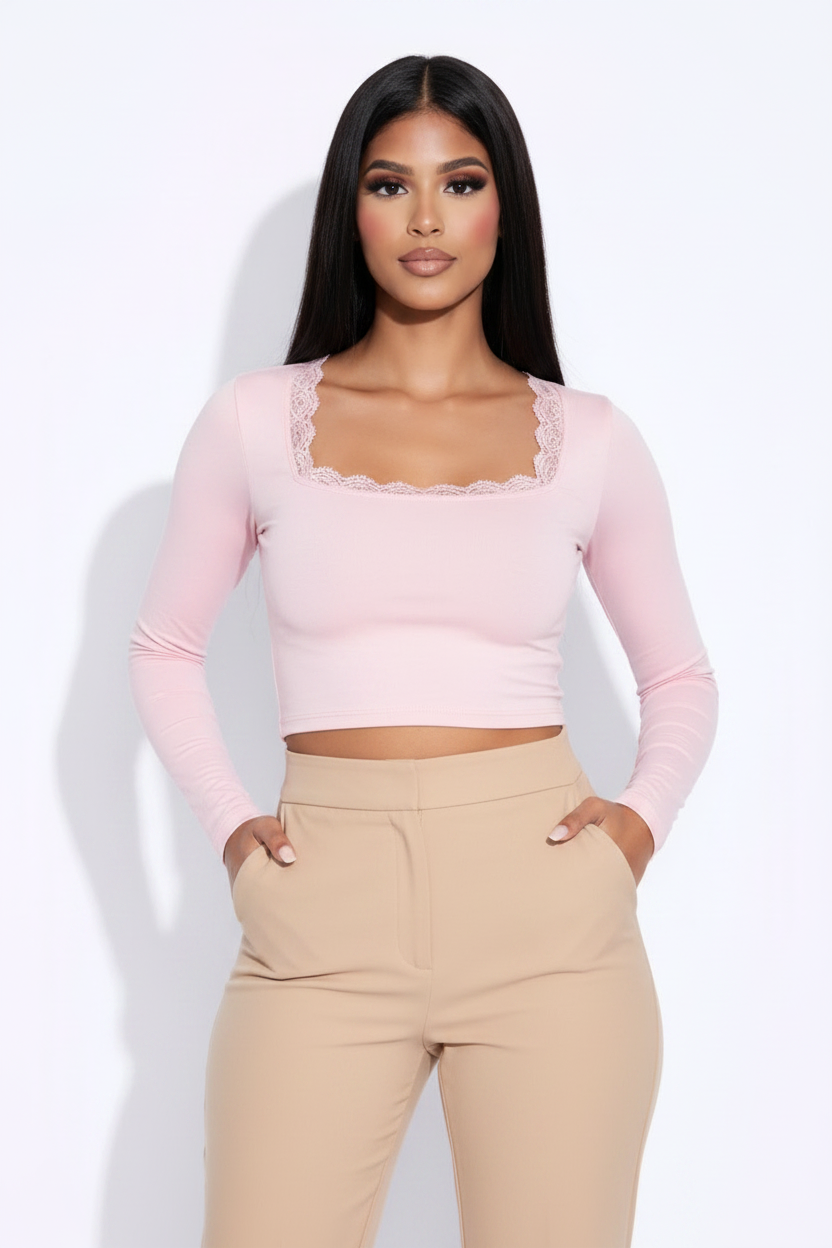 Modelo top encaje exclusivo rosa - manos en bolsillos