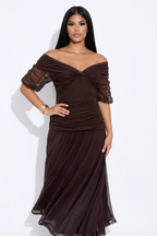Modelo vestido floral marrón - mano en cadera
