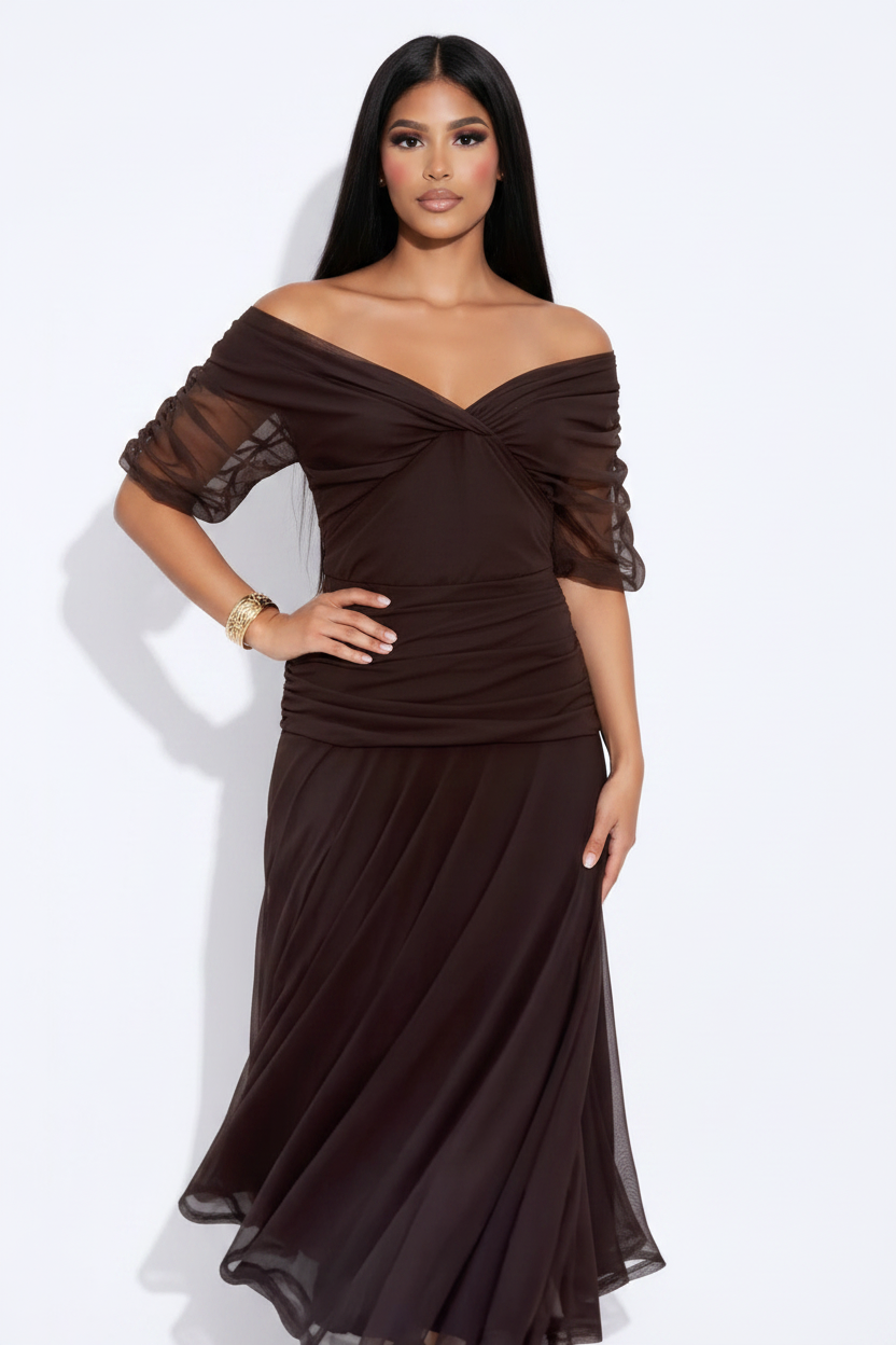 Modelo vestido floral marrón - mano en cadera