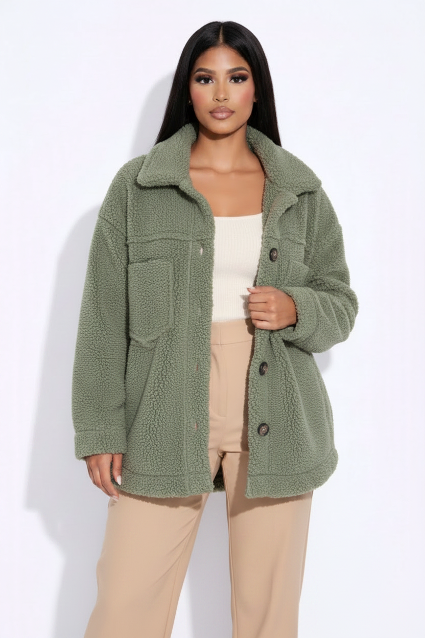 Modelo con chaqueta teddy verde sage