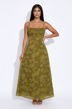 Modelo con vestido floral verde oliva