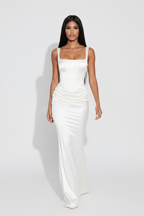 Modelo caminando vestido reloj arena blanco