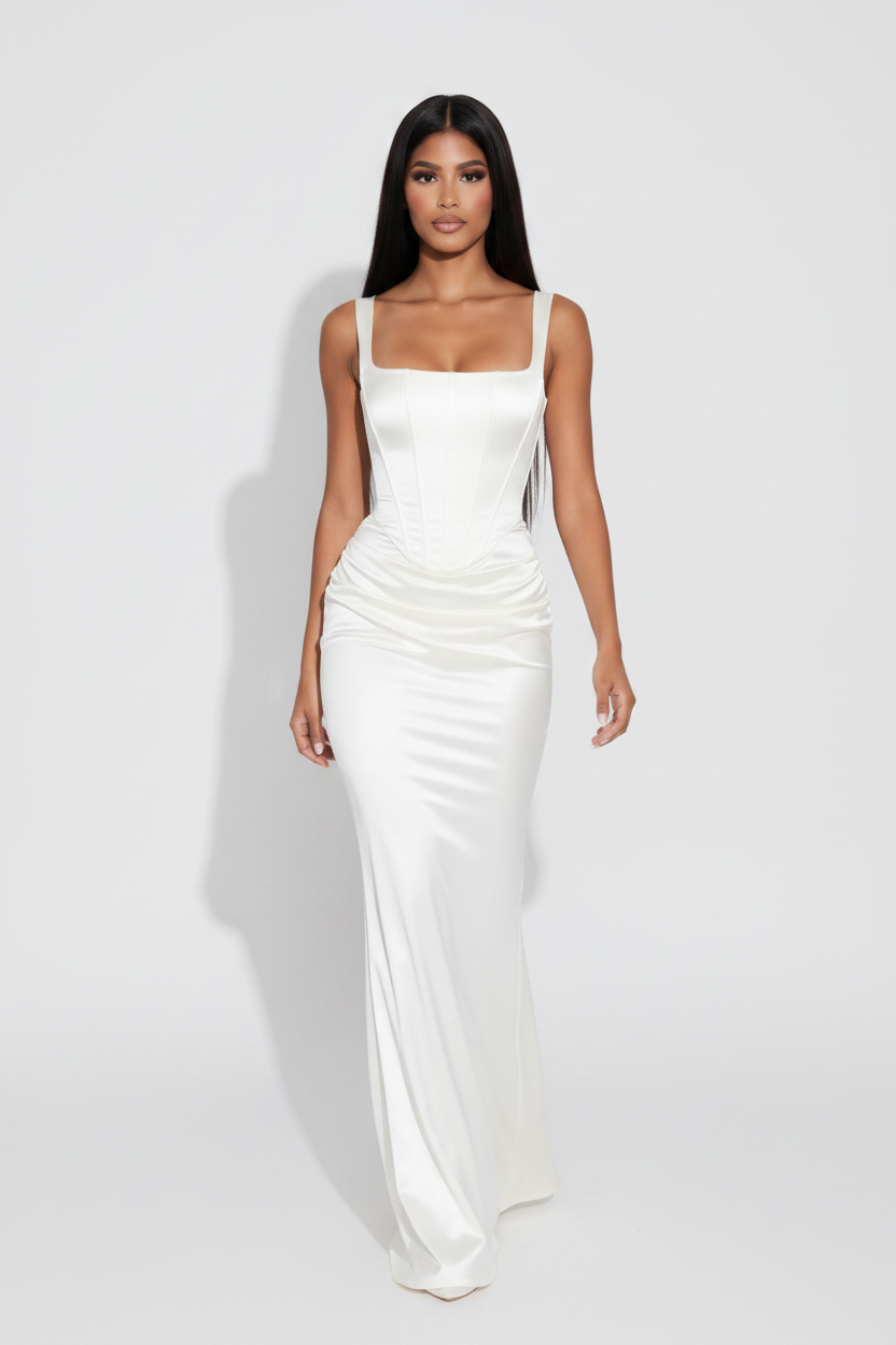 Modelo caminando vestido reloj arena blanco