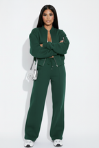 Modelo conjunto verde oscuro - brazos cruzados
