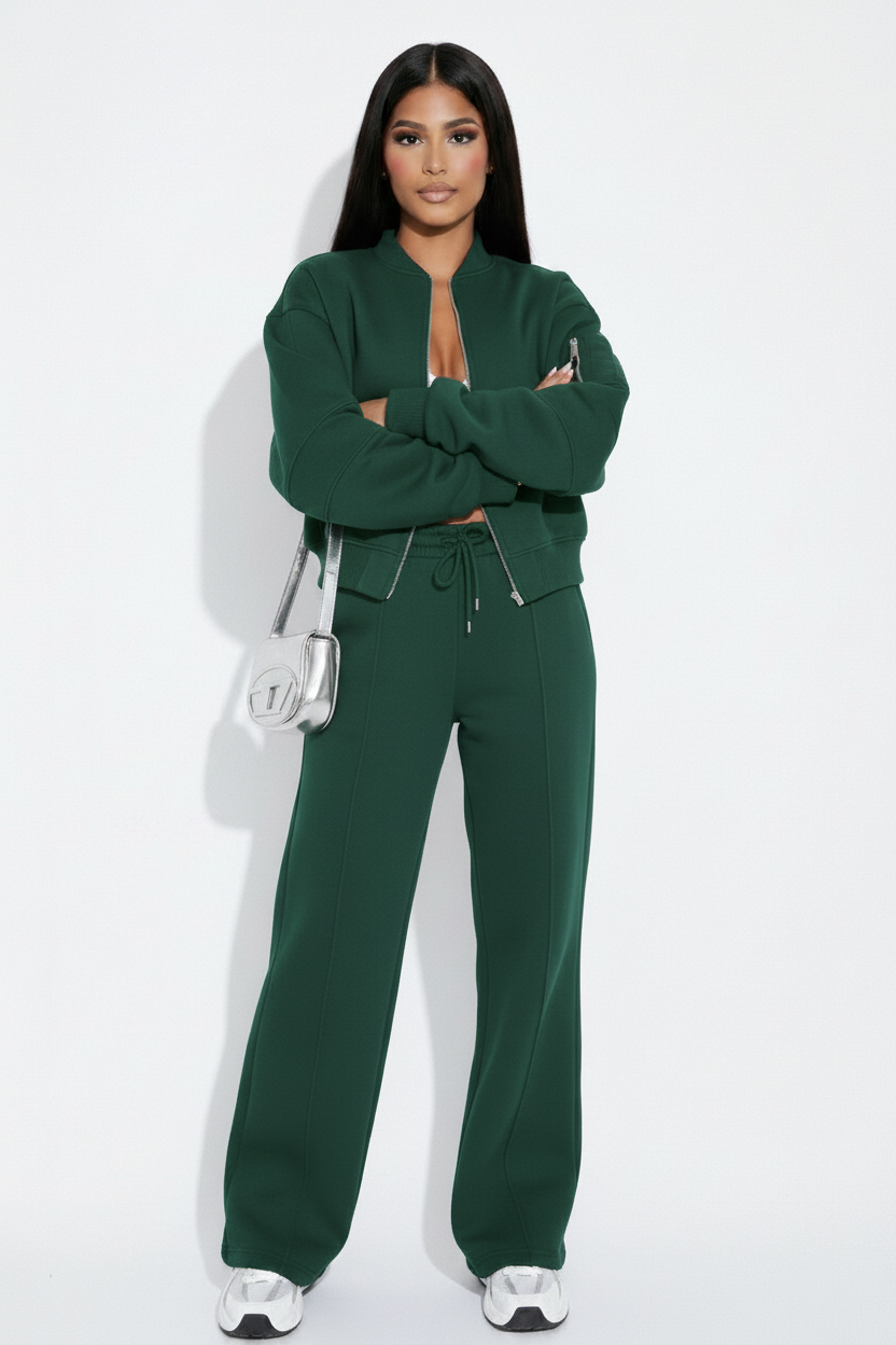 Modelo conjunto verde oscuro - brazos cruzados