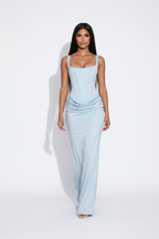 Modelo caminando vestido reloj arena azul