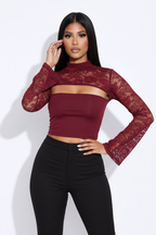 Modelo top encaje couture rojo - mano en el pelo
