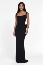Modelo vestido lazo espalda negro - frontal