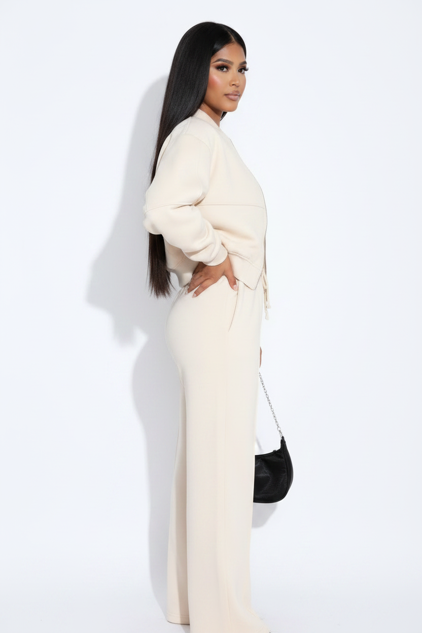 Modelo conjunto oversize crema - pose de perfil