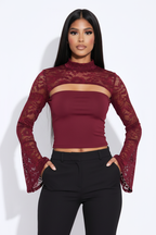 Modelo top encaje couture rojo - manos en bolsillos