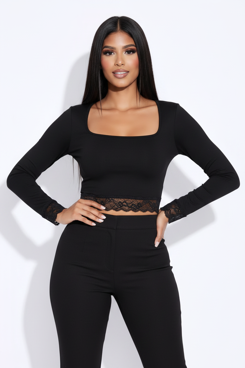 Modelo top encaje exclusivo negro - mano en cadera
