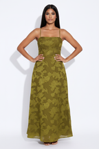 Modelo manos en cadera con vestido floral verde oliva