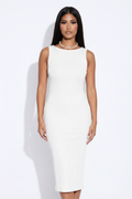 Modelo pose frontal vestido ondas de agua blanco