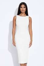 Modelo pose frontal vestido ondas de agua blanco