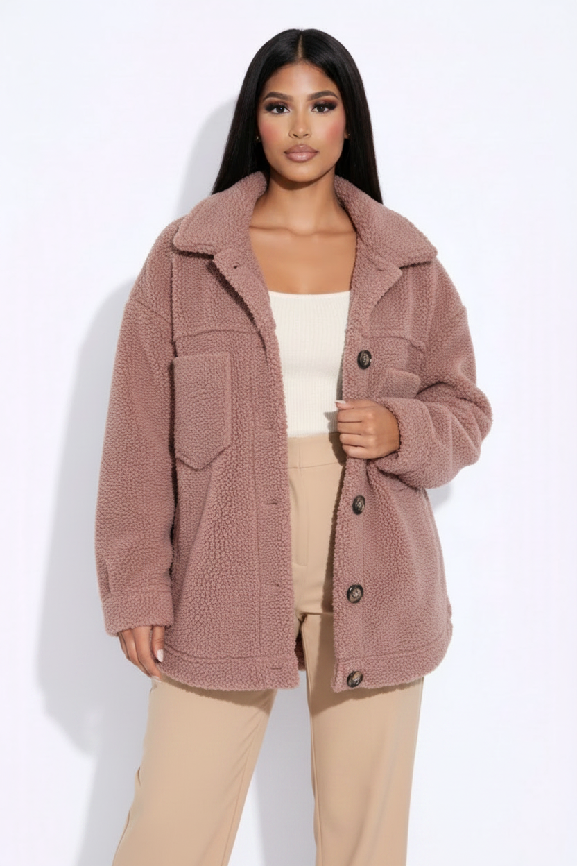 Modelo con chaqueta teddy rosa