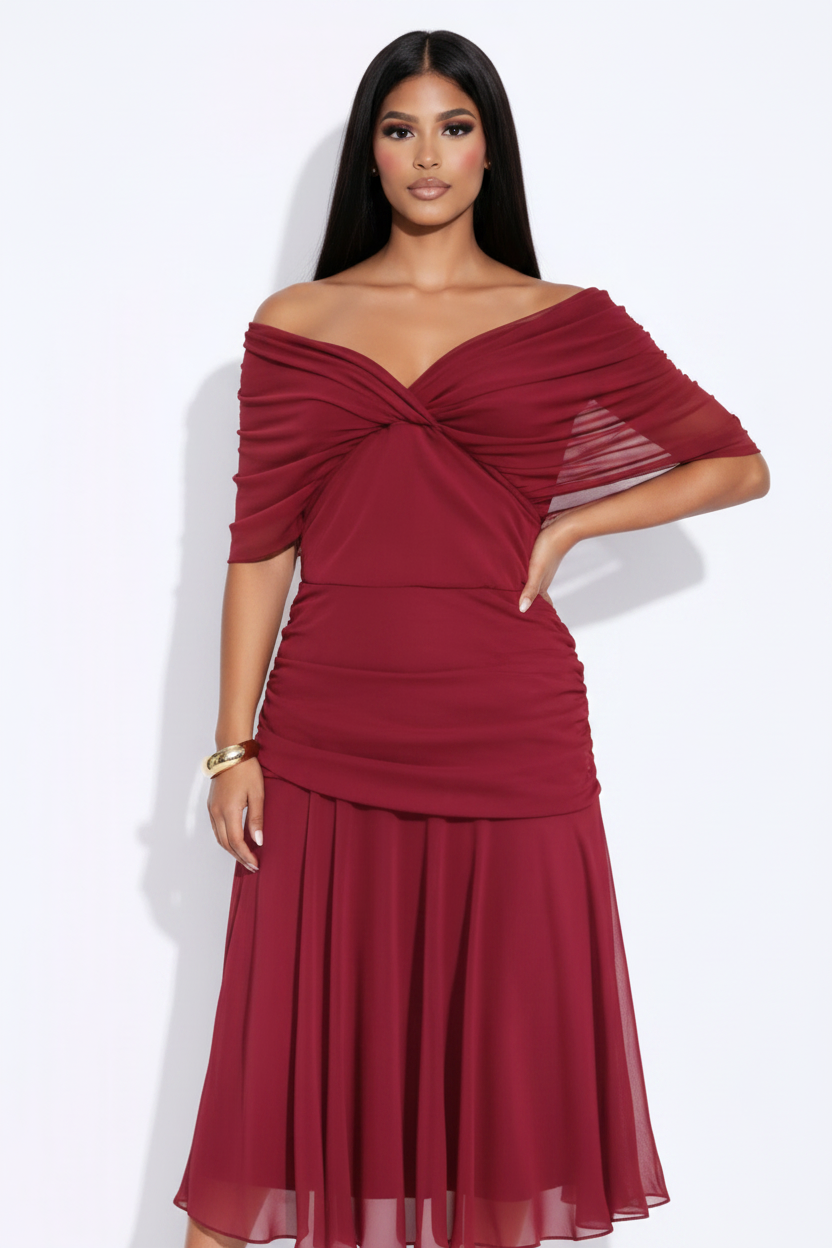 Modelo vestido floral rojo - mano en cadera