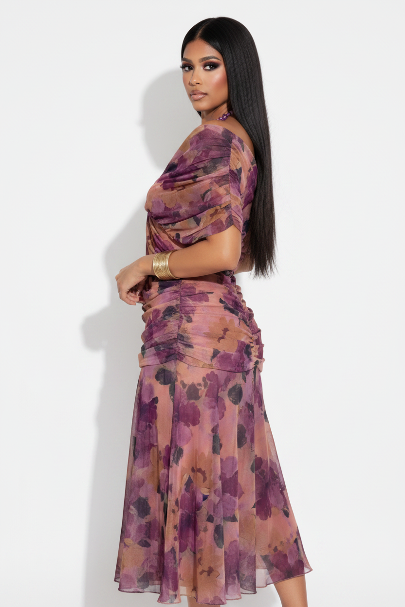Modelo vestido floral morado - mirando por encima del hombro