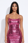 Modelo primer plano vestido lentejuelas rosa