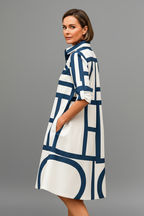 Vestido midi blanco azul - de espaldas mirando al hombro