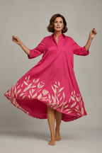 Vestido midi rosa - brazos elevados fluyendo
