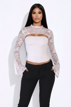 Modelo top encaje couture rosa - manos en bolsillos