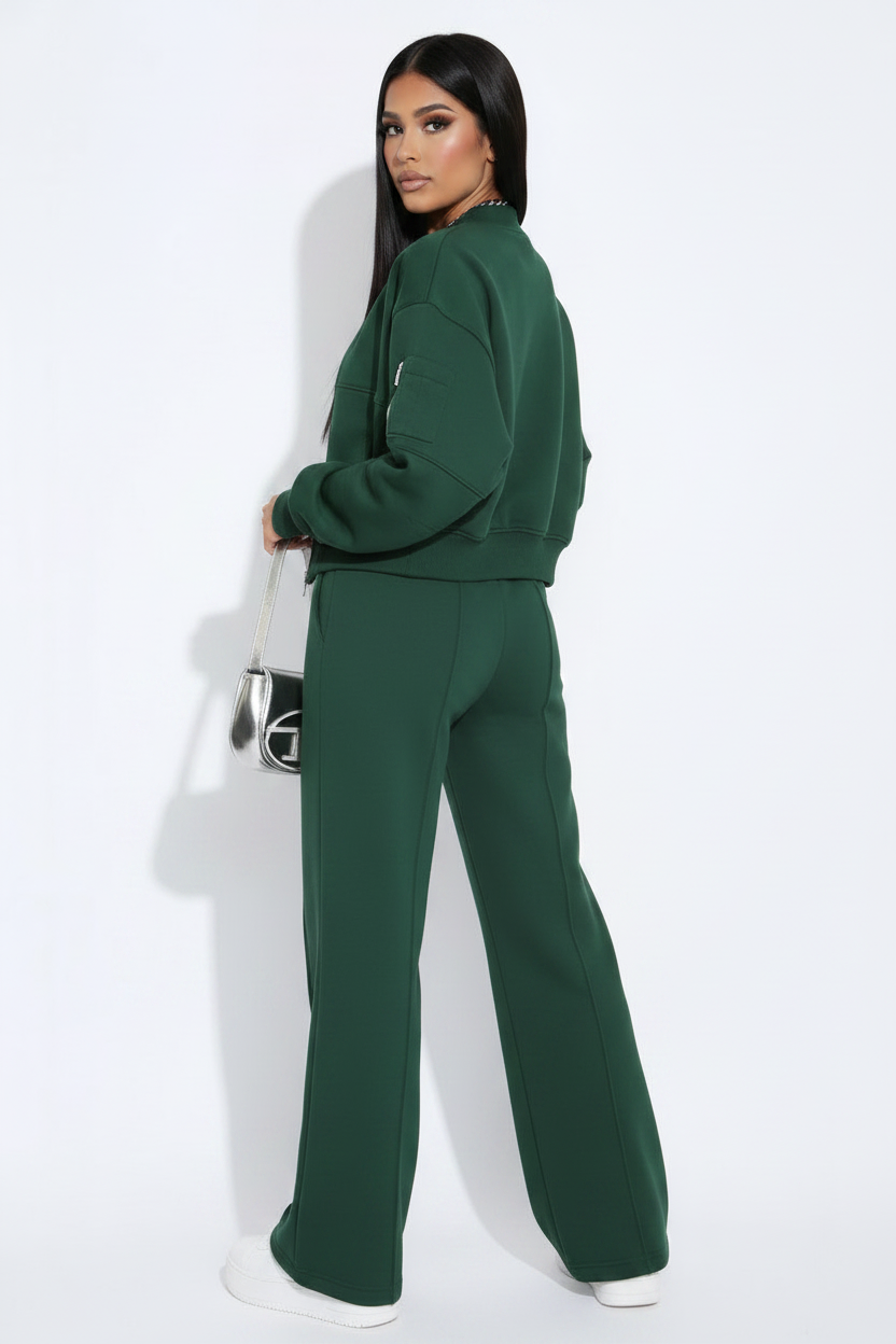 Modelo conjunto verde oscuro - mirando por encima del hombro