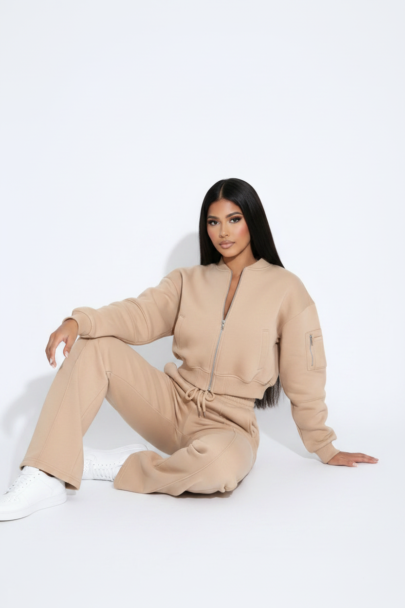 Modelo sudadera bomber beige - sentada elegantemente