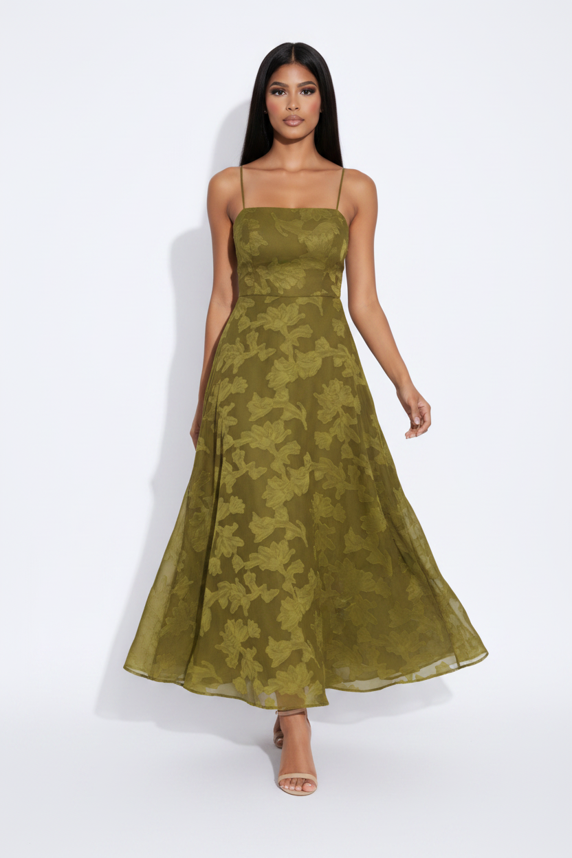 Modelo caminando con vestido floral verde oliva