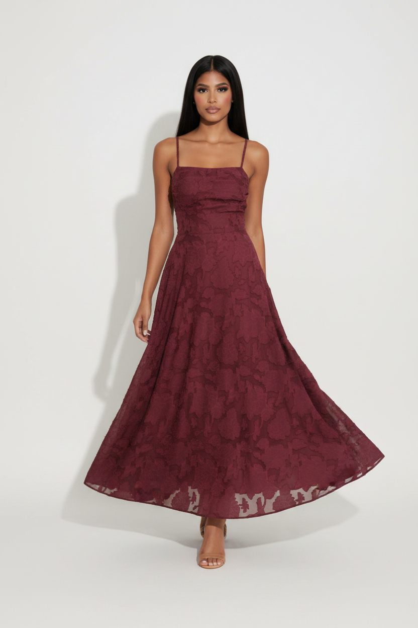Modelo caminando con vestido largo jacquard burdeos