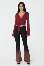 Modelo top cruzado encaje burdeos - frontal