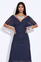 Modelo vestido floral azul navy - power pose recortada