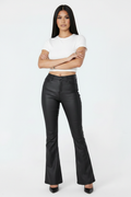 Modelo pantalones campana negro - brazos cruzados