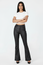Modelo pantalones campana negro - brazos cruzados