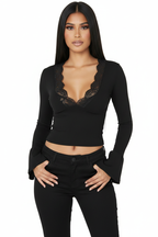 Modelo Top Luna negro - manos en bolsillos