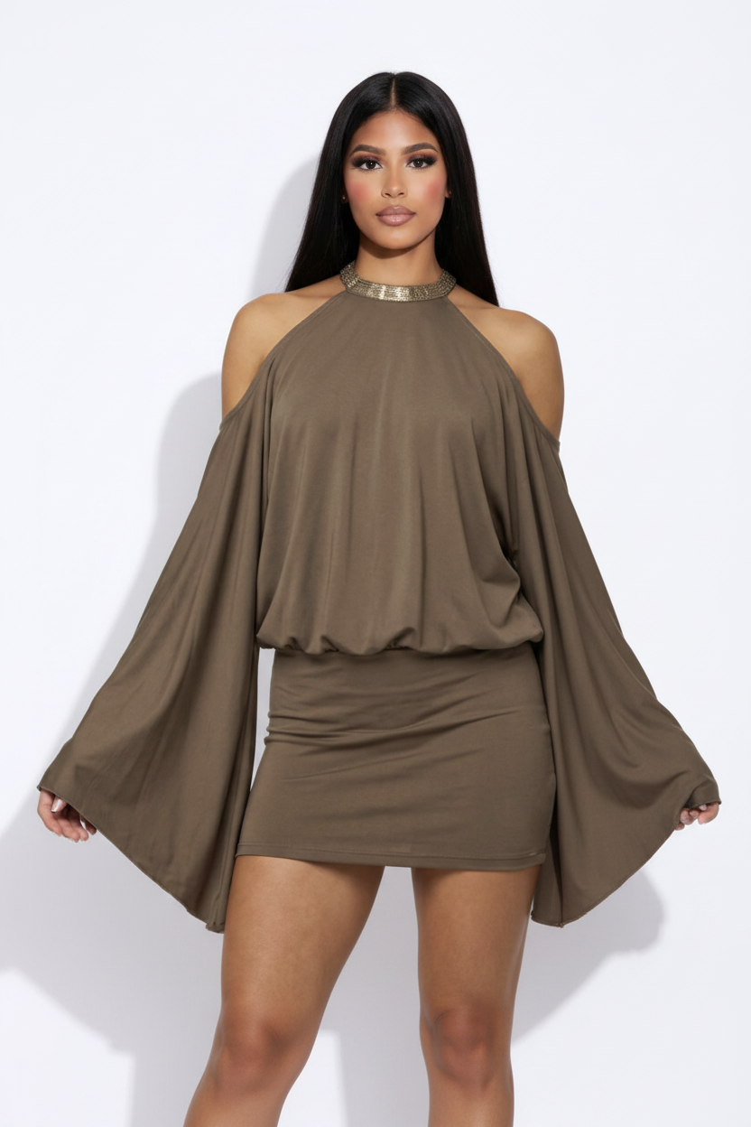 Modelo pose frontal vestido mariposa