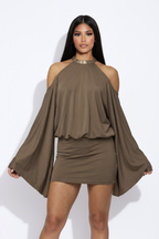 Modelo pose frontal vestido mariposa