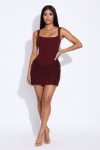 Modelo vestido falda brillo rojo - mano en cadera