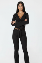 Modelo top cruzado encaje negro - brazos cruzados