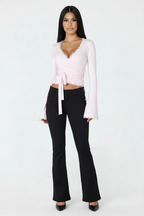 Modelo top cruzado encaje rosa - frontal