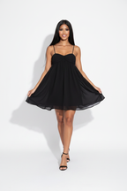 Modelo caminando vestido angel negro