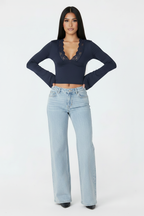 Modelo Top Luna azul marino - manos en caderas