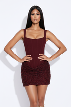 Modelo vestido falda brillo rojo - power pose