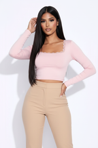 Modelo top encaje exclusivo rosa - mano en el pelo