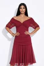 Modelo vestido floral rojo - power pose