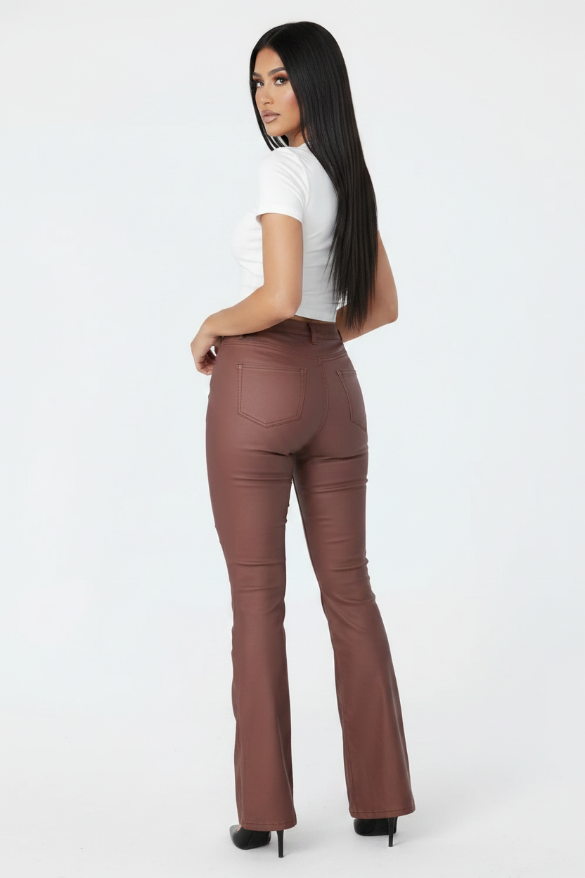 Modelo pantalones campana marrón - mirando por encima del hombro