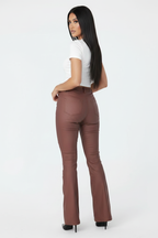 Modelo pantalones campana marrón - mirando por encima del hombro