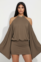 Primer plano modelo vestido mariposa